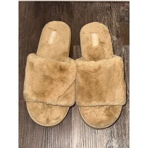 Muk Luks Kirstey faux fur platform slides Irish Cream color sz 9/10